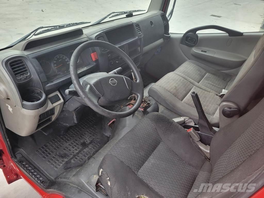 Nissan Cabstar 캐빈 및 인테리어