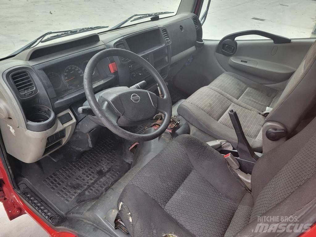 Nissan Cabstar 캐빈 및 인테리어