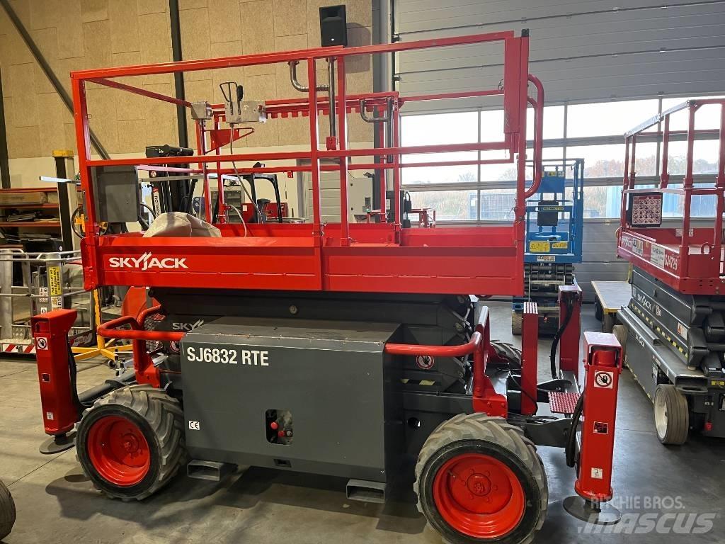 SkyJack SJ 6832 RTE 가위형 리프트