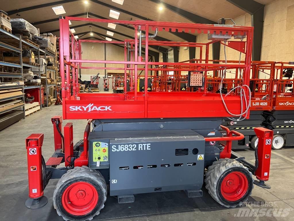 SkyJack SJ 6832 RTE 가위형 리프트