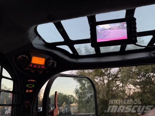 Bobcat T 740  스키드로더