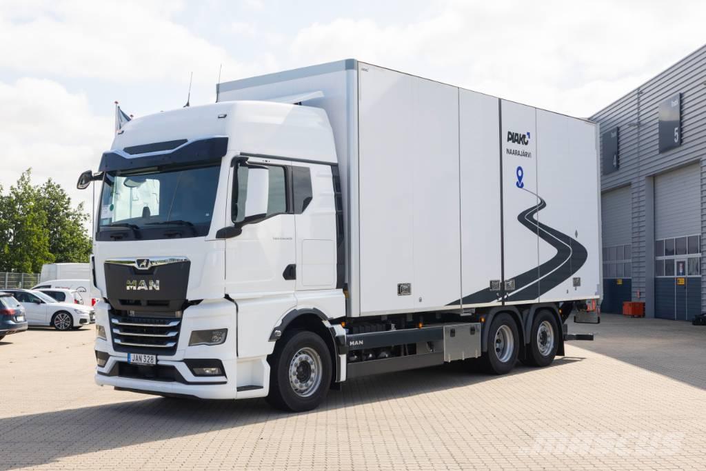 MAN TGX 26.520 6x2-4 탑차 트럭