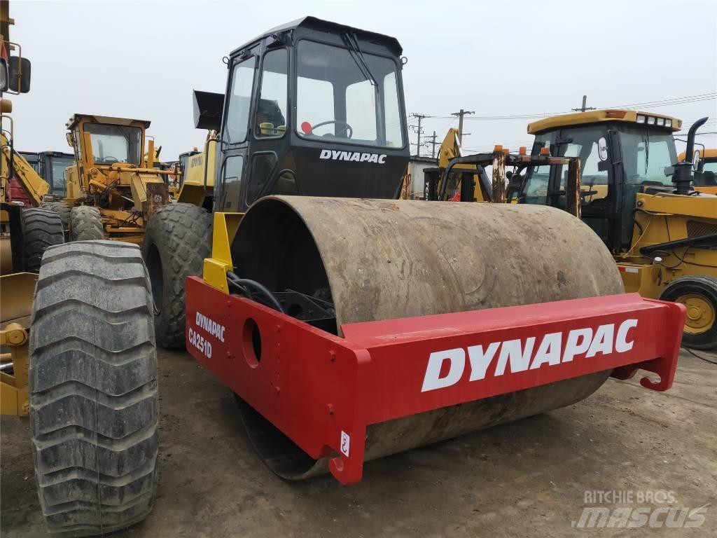 Dynapac CA251D 싱글 드럼 롤러