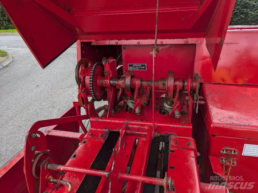 Massey Ferguson 124 각형 곤포기