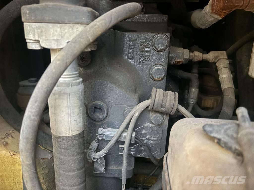 Komatsu PC 138 US 중형굴삭기 7톤-28톤