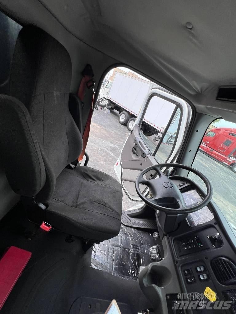 Freightliner M 106 플랫베드/드롭사이드 트럭