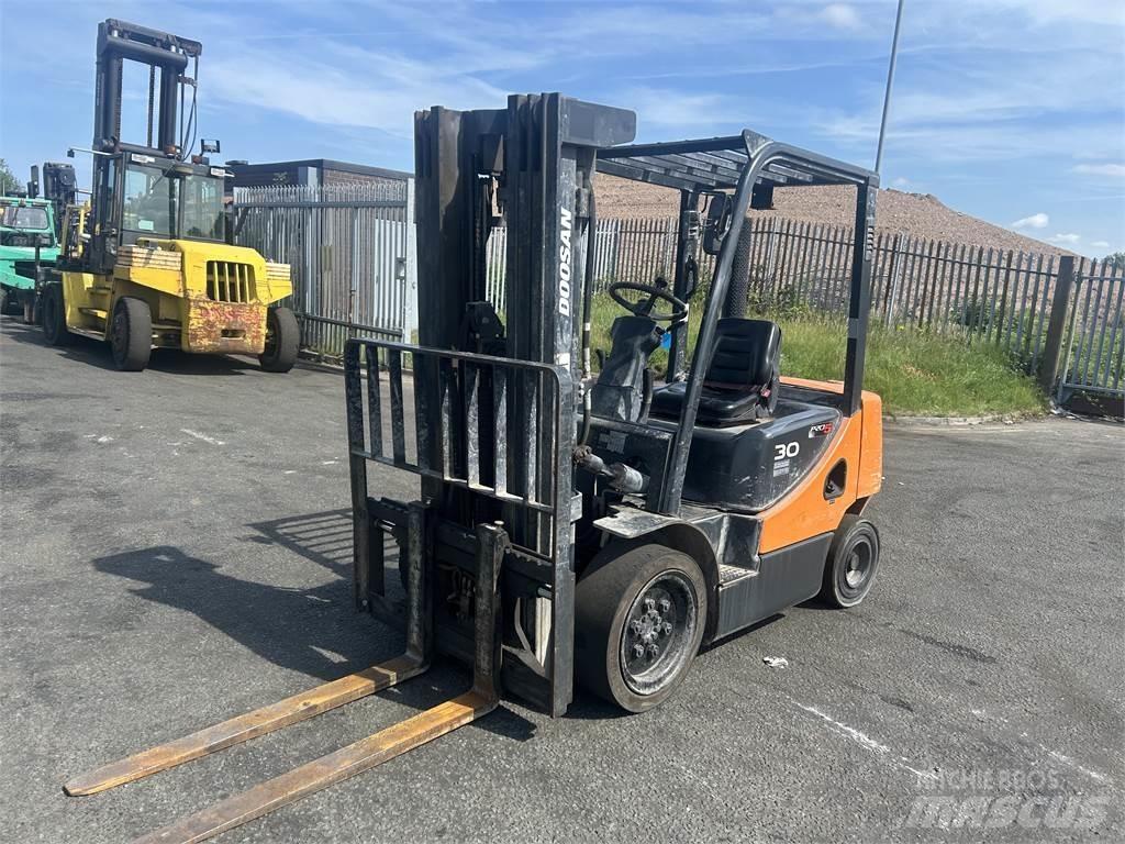 Doosan D30S-5 디젤 지게차