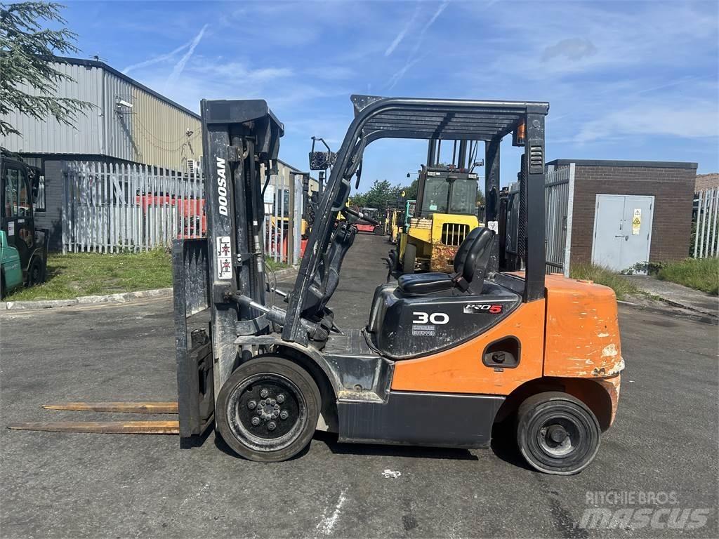 Doosan D30S-5 디젤 지게차