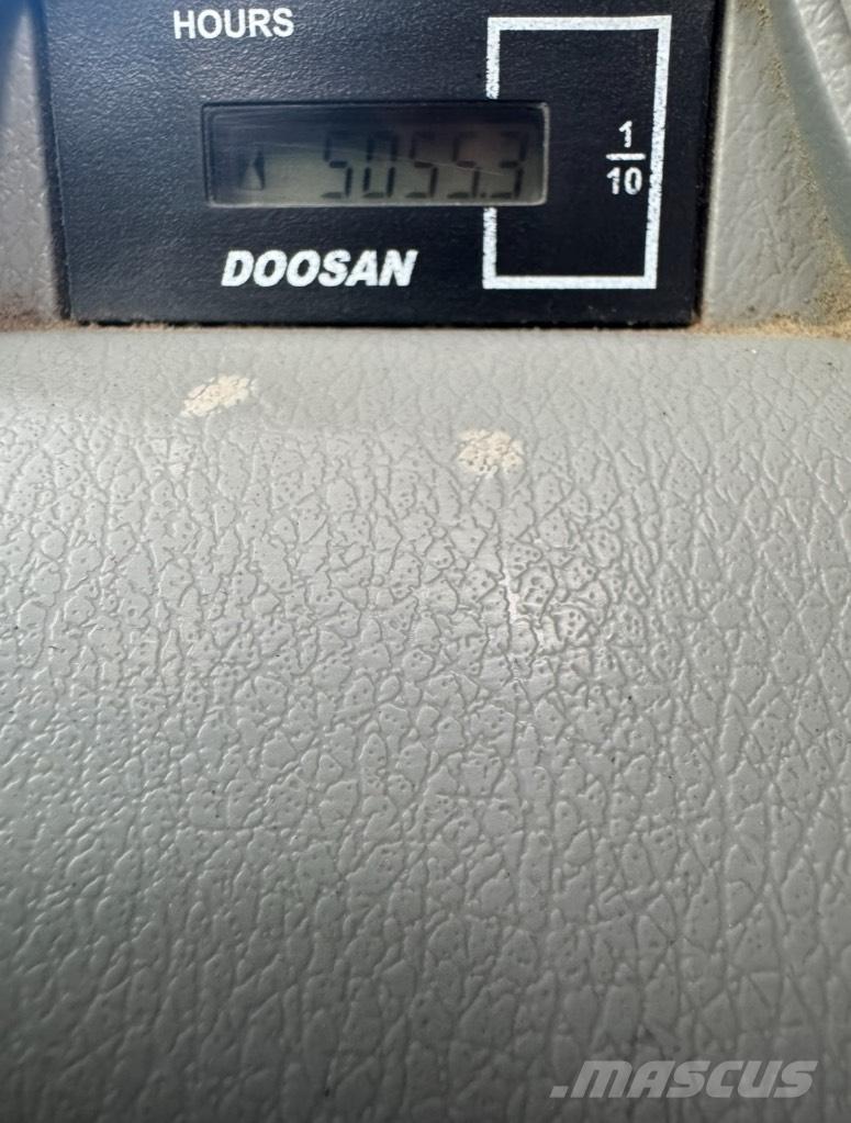 Doosan DX 140 W  휠 굴삭기