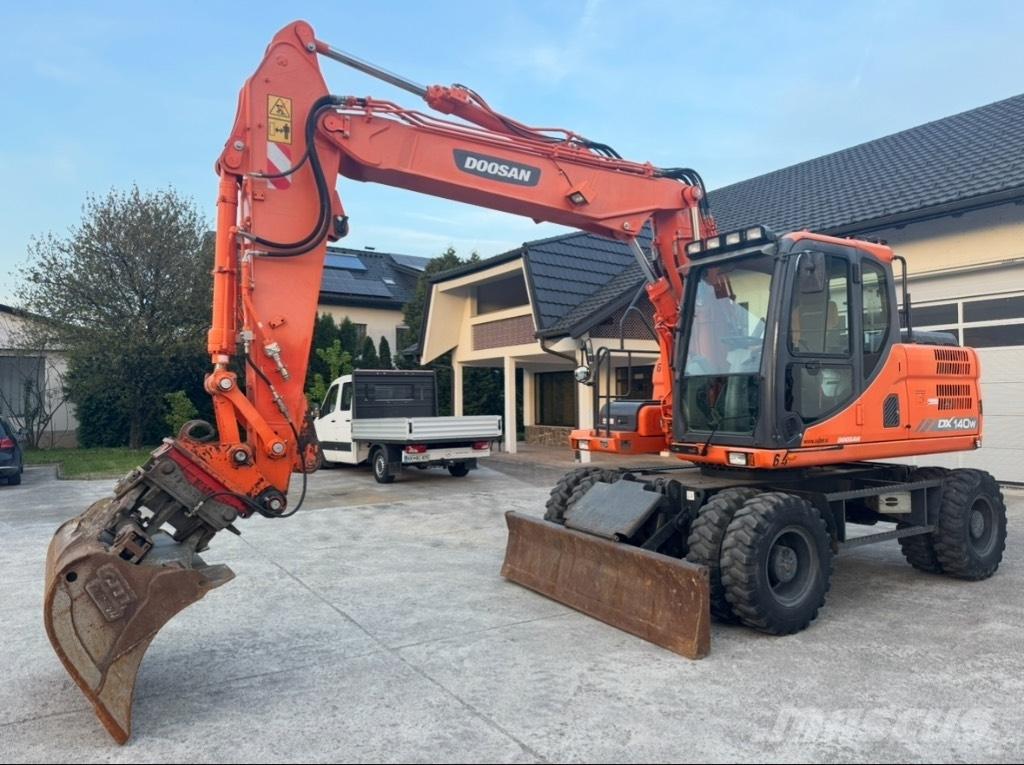 Doosan DX 140 W  휠 굴삭기