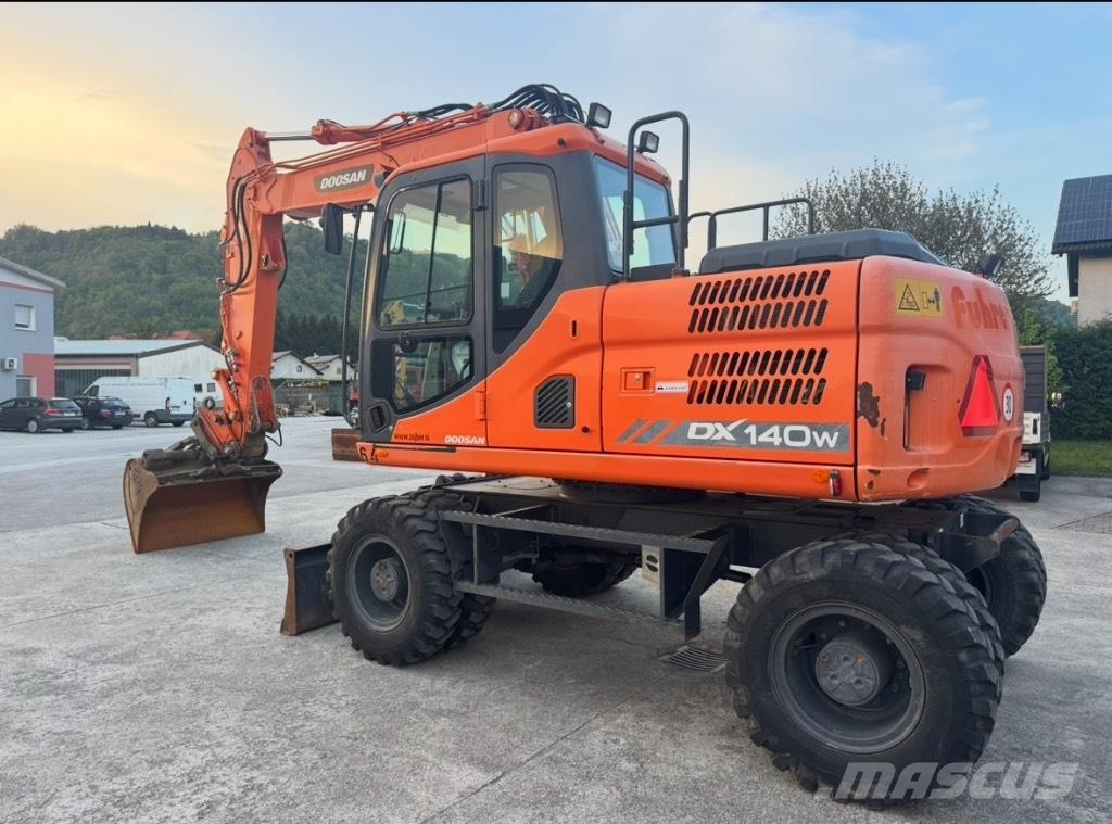 Doosan DX 140 W  휠 굴삭기
