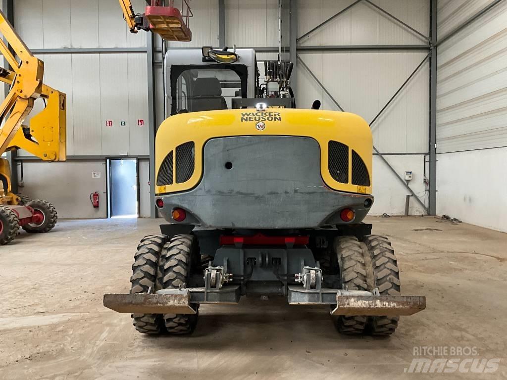 Neuson EW 100  휠 굴삭기