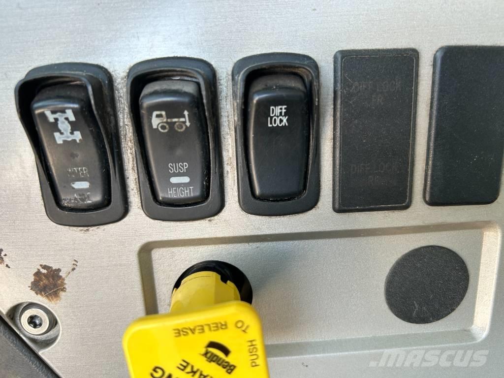 Mack GU813 덤프 트럭