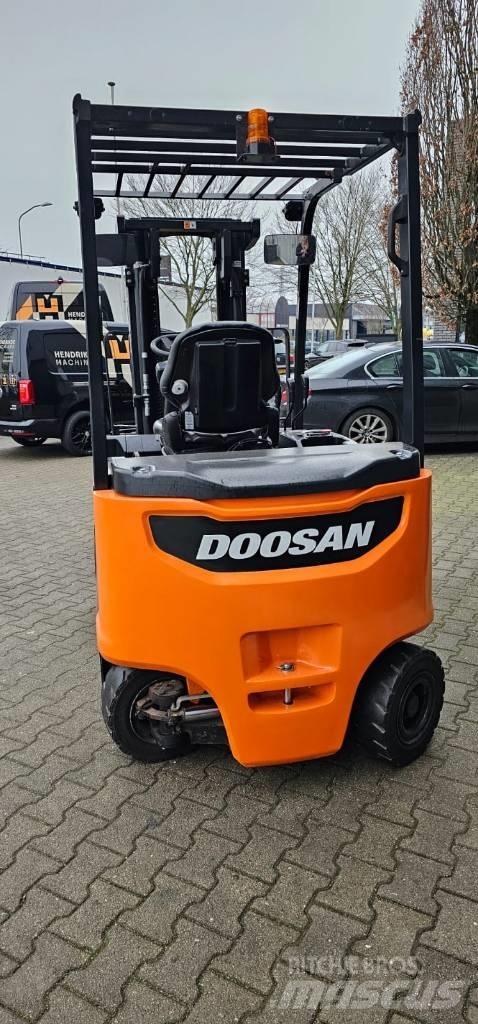 Doosan B 25 X-7 전동 지게차