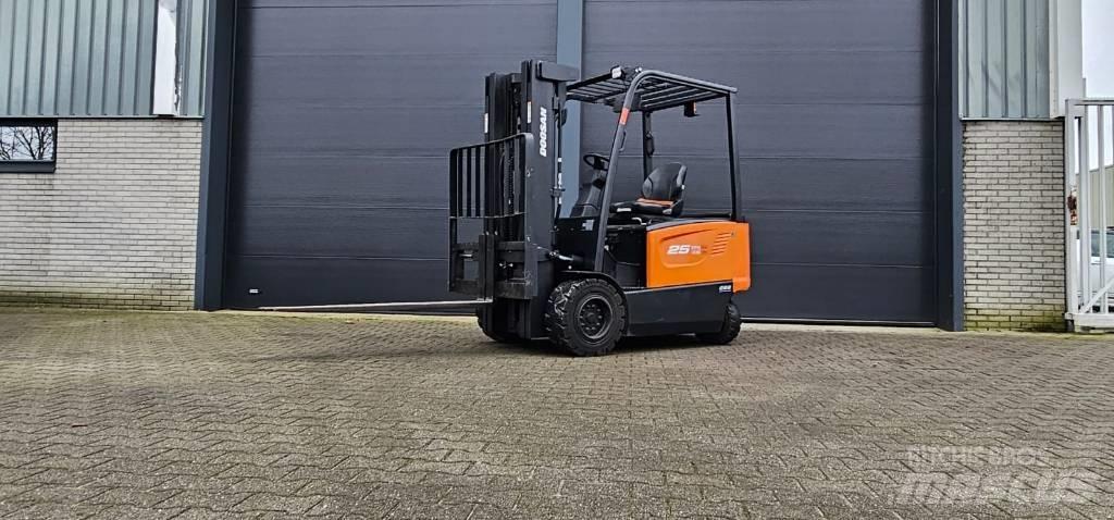 Doosan B 25 X-7 전동 지게차