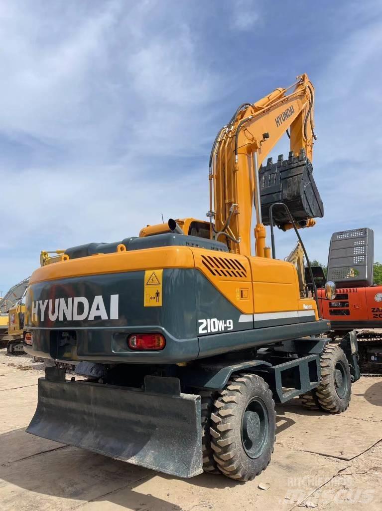 Hyundai R210W-9  휠 굴삭기