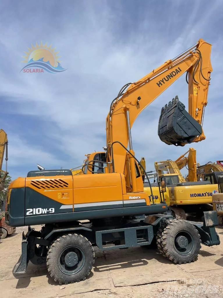 Hyundai R210W-9  휠 굴삭기