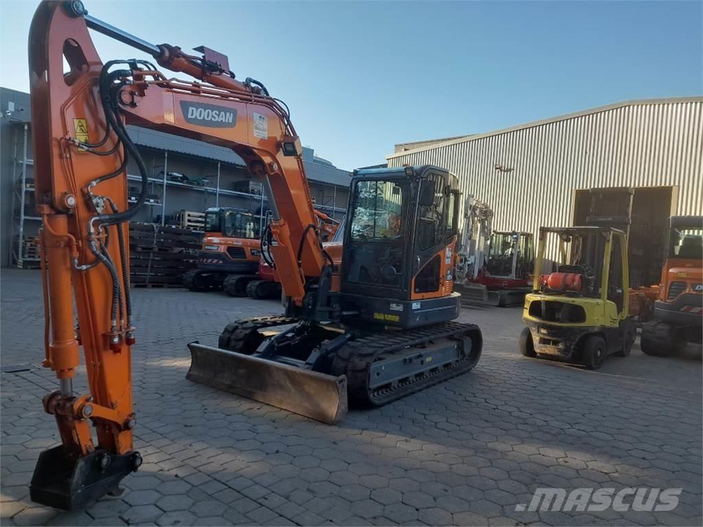 Doosan DX85R-3 중형굴삭기 7톤-28톤