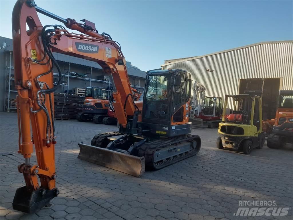 Doosan DX85R-3 중형굴삭기 7톤-28톤