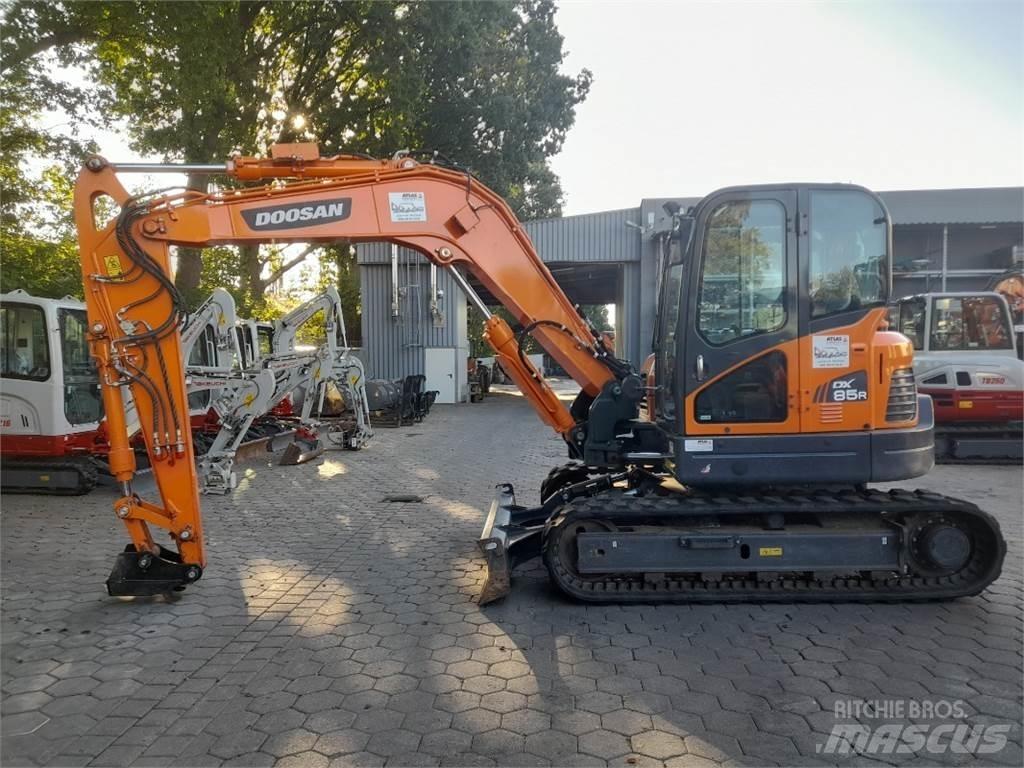 Doosan DX85R-3 중형굴삭기 7톤-28톤