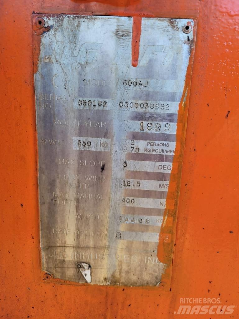 JLG 600 AJ 견인식 전동이동 리프트