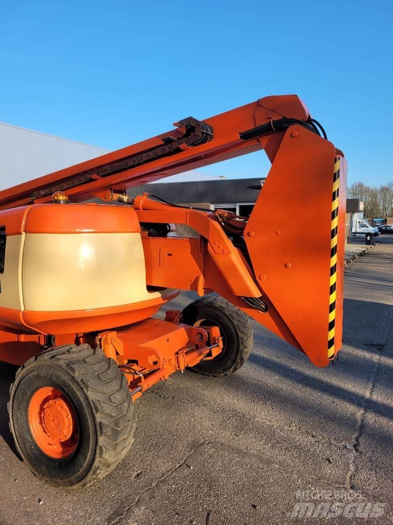 JLG 600 AJ 견인식 전동이동 리프트