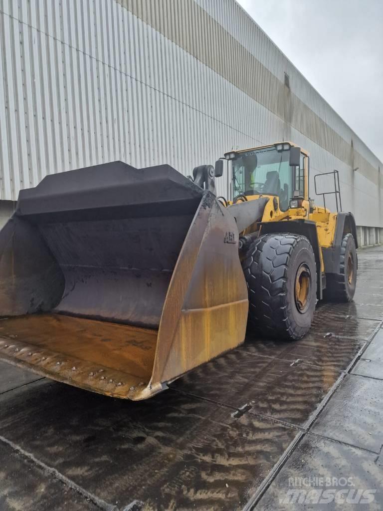 Volvo L 220 F  휠로우더