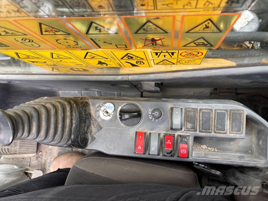 Komatsu PW148-11  휠 굴삭기