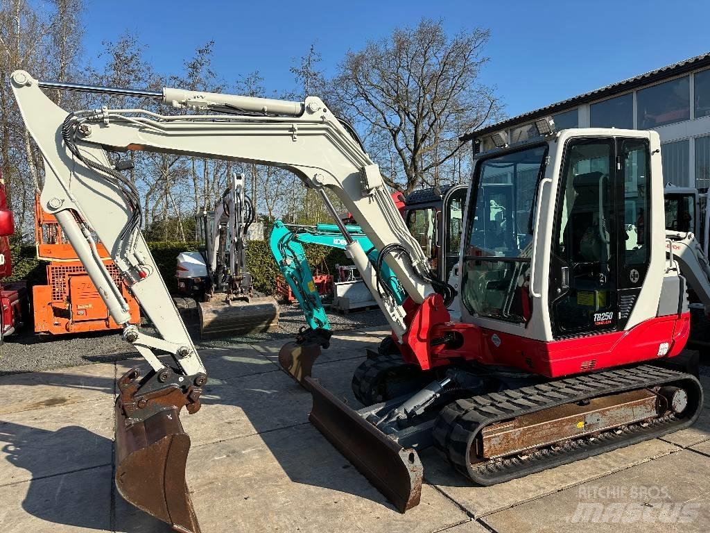Takeuchi TB250 소형 굴삭기 7톤 미만