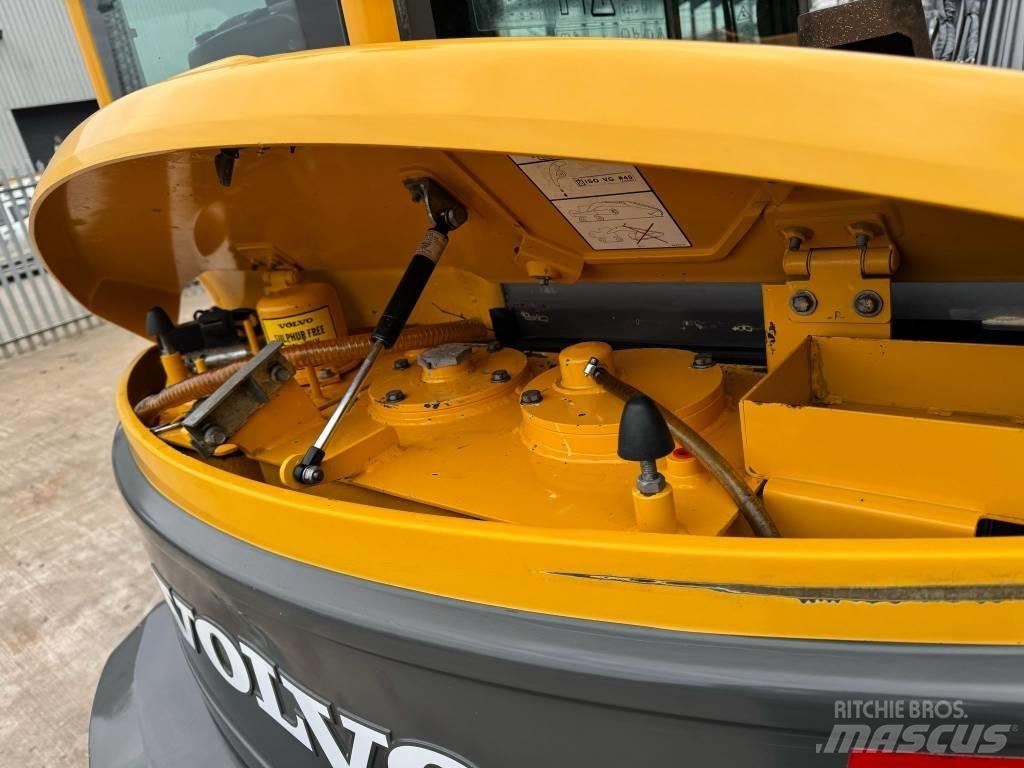Volvo ECR 88 중형굴삭기 7톤-28톤