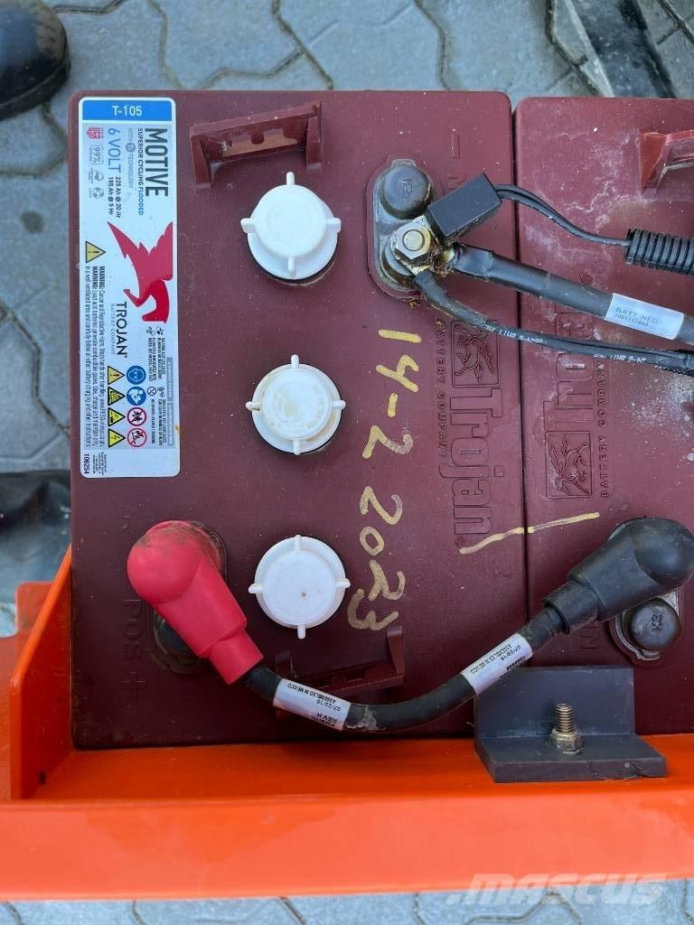 JLG 1230 ES 인원/화물 앨리베이터