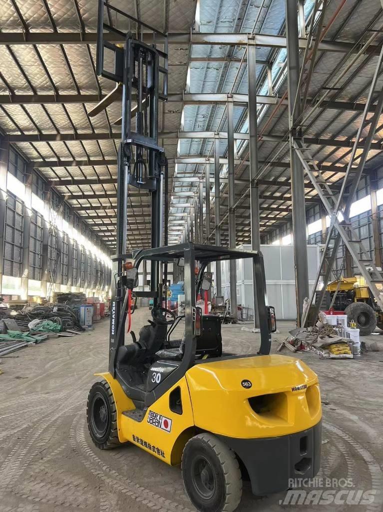 Komatsu FD 30 T-17 디젤 지게차