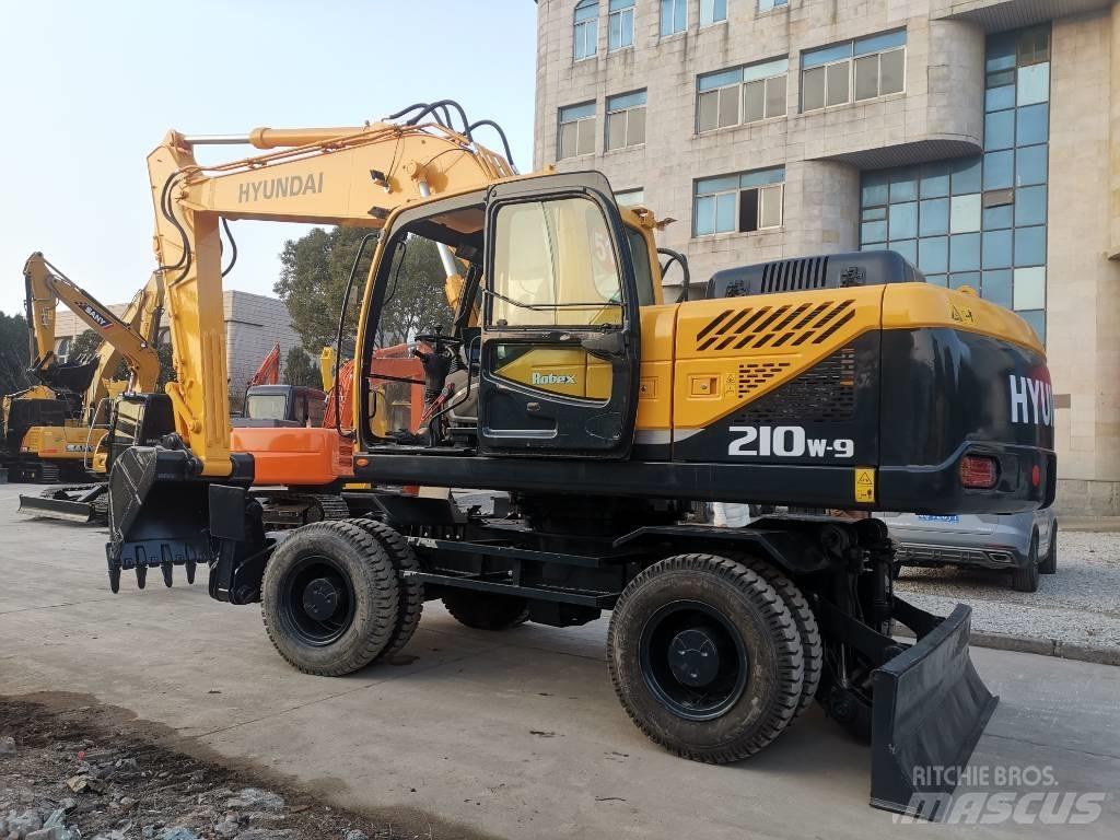 Hyundai R210W-9  휠 굴삭기