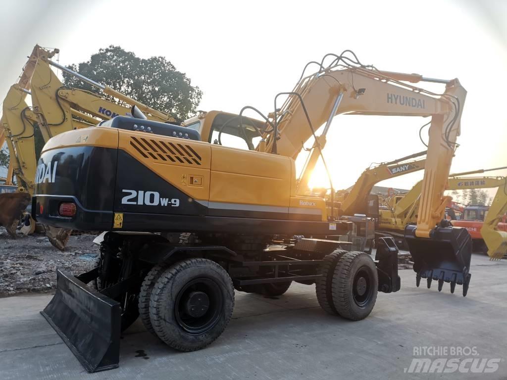 Hyundai R210W-9  휠 굴삭기