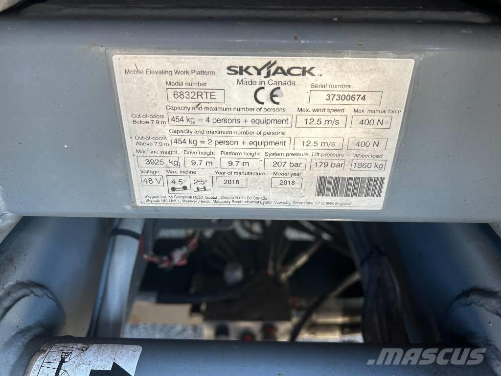 SkyJack SJ 6832 RTE 가위형 리프트