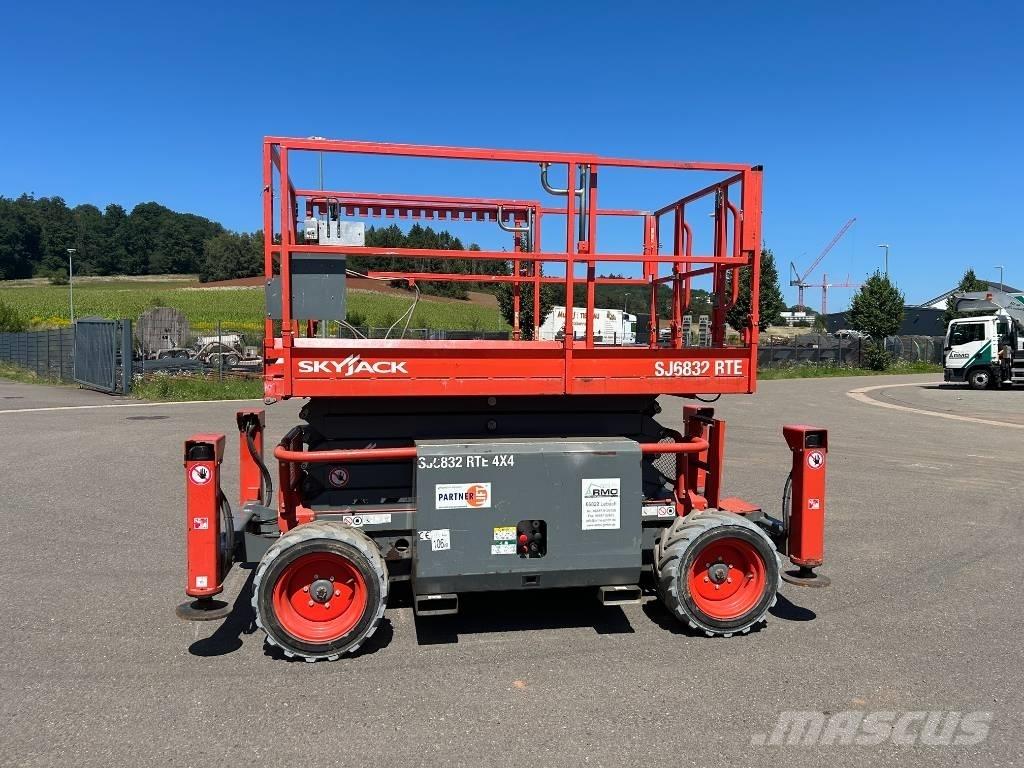 SkyJack SJ 6832 RTE 가위형 리프트