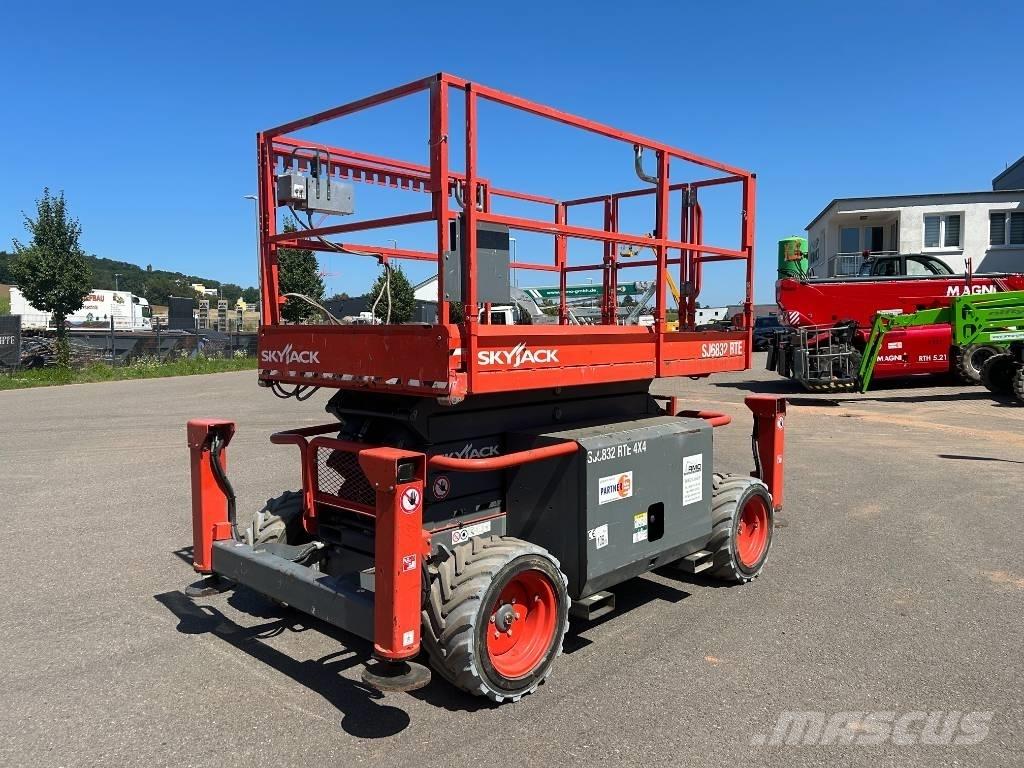 SkyJack SJ 6832 RTE 가위형 리프트