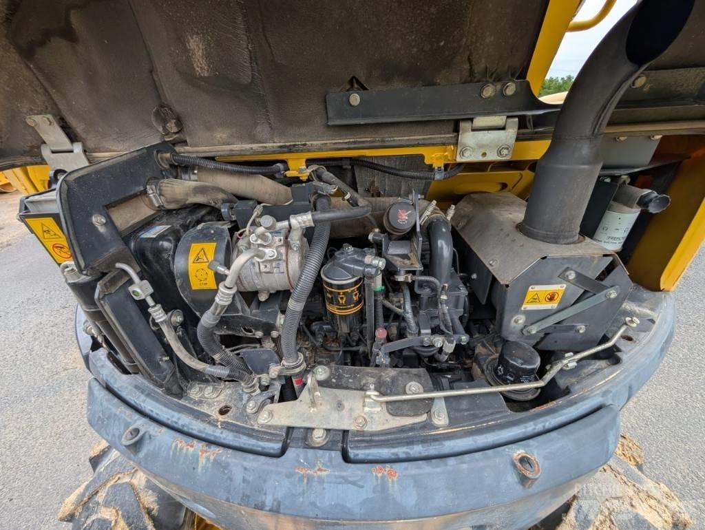 Komatsu PW 98 MR-8  휠 굴삭기