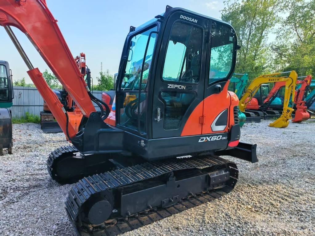 Doosan DX 60 소형 굴삭기 7톤 미만