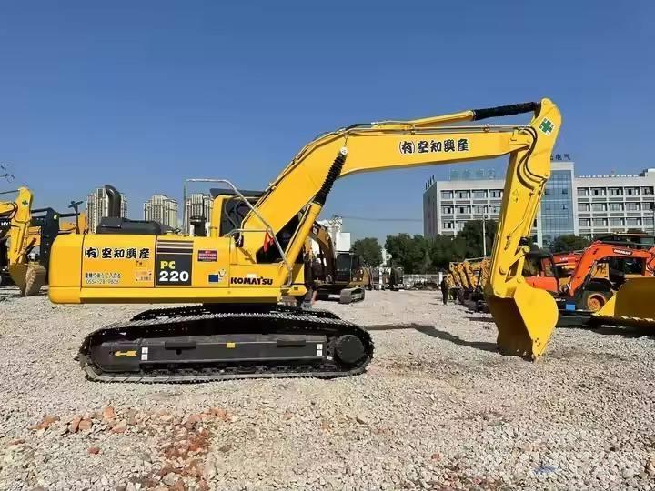 Komatsu PC 220 대형 굴삭기 29톤 이상