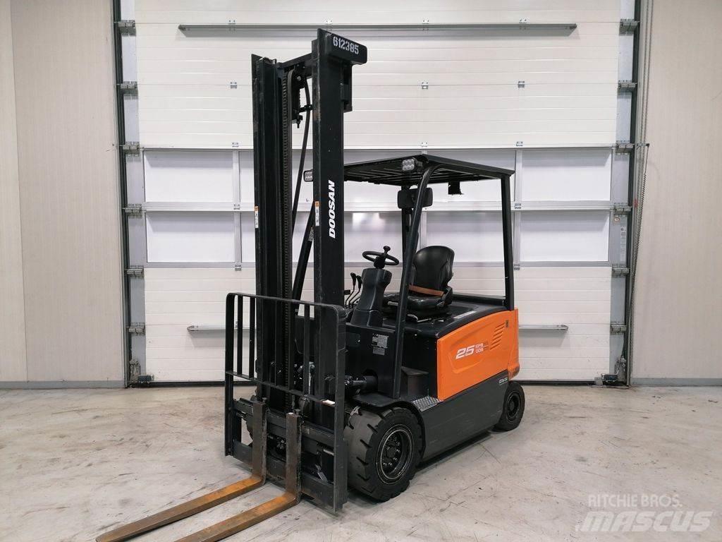 Doosan B25X-7 전동 지게차