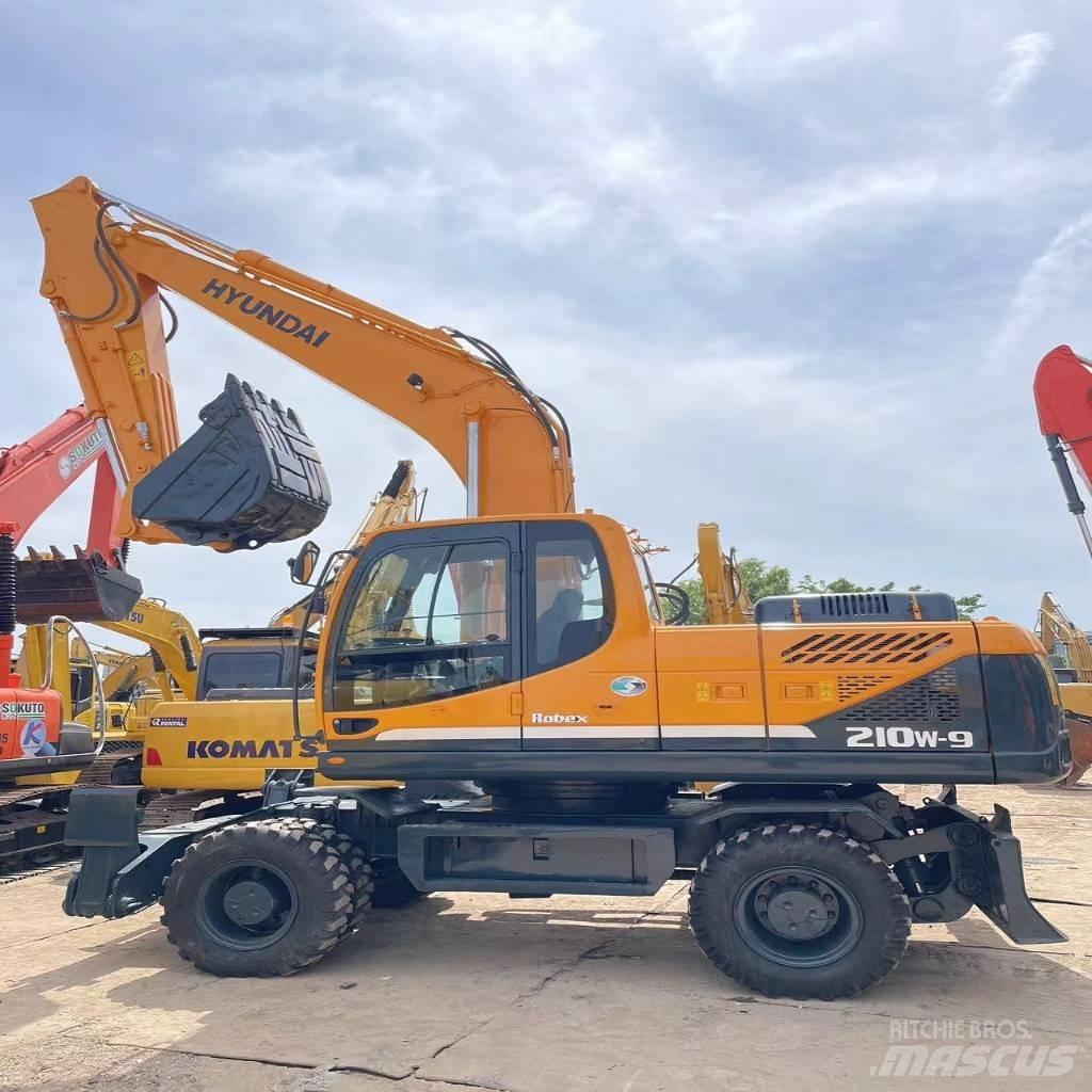 Hyundai R210W-9  휠 굴삭기
