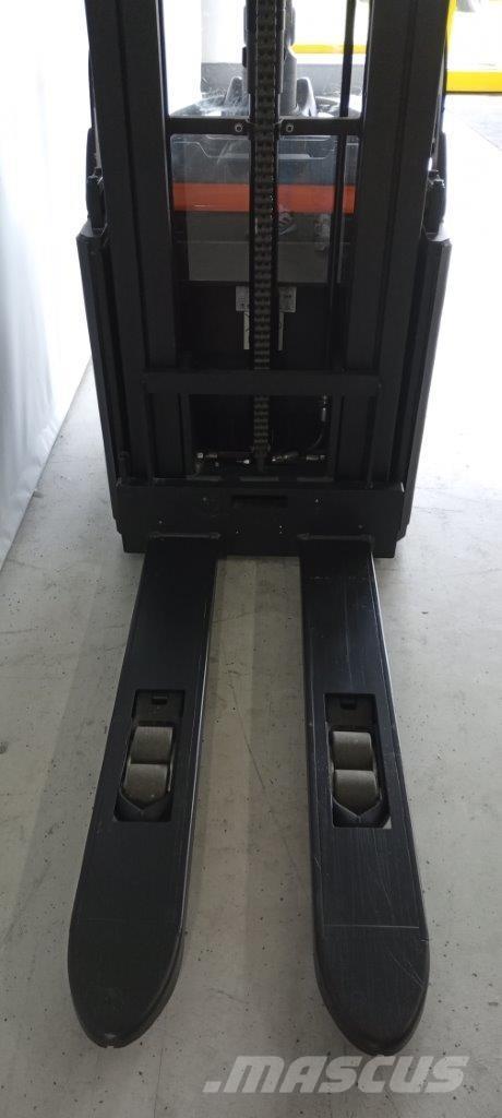 Toyota SPE160L 보행식 리치 지게차