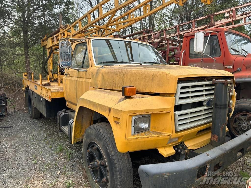 Ford F 700 플랫베드/드롭사이드 트럭