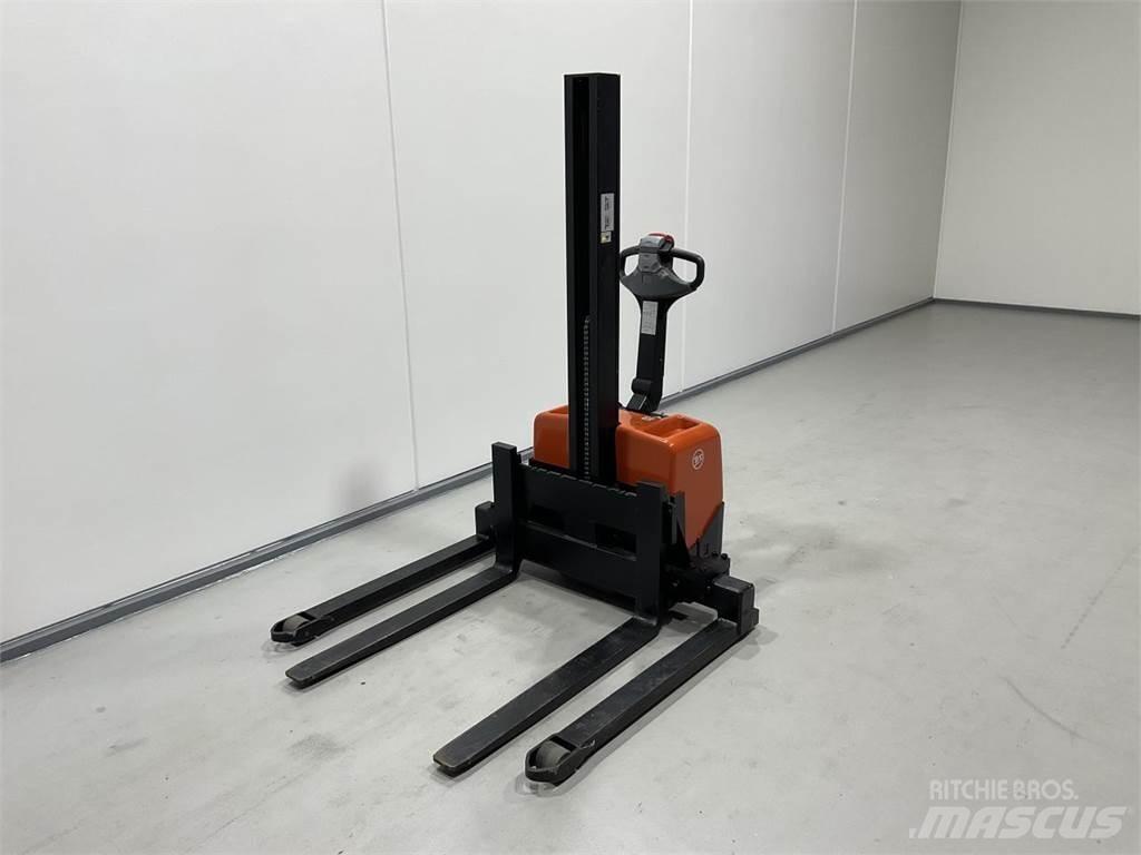 Toyota HWE100 보행식 리치 지게차