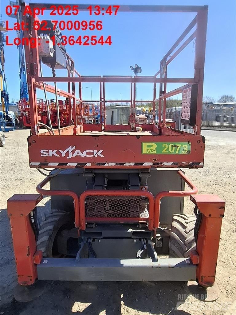 SkyJack SJ 6832 RT 가위형 리프트