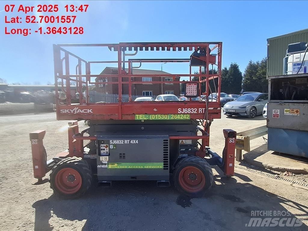 SkyJack SJ 6832 RT 가위형 리프트