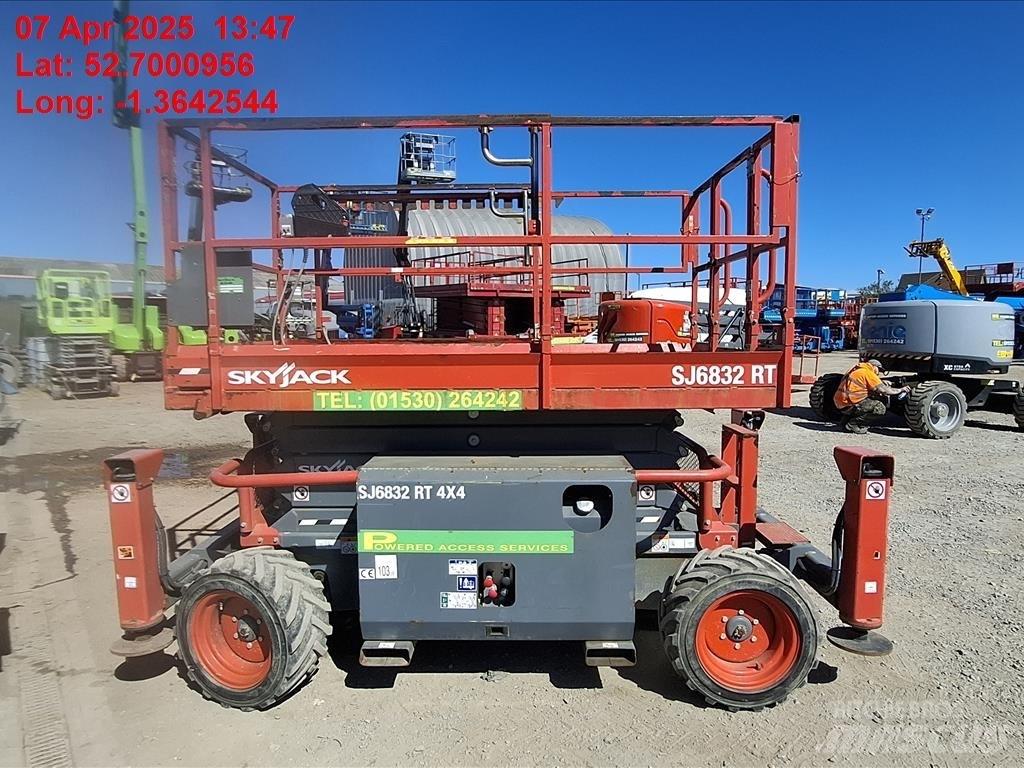 SkyJack SJ 6832 RT 가위형 리프트