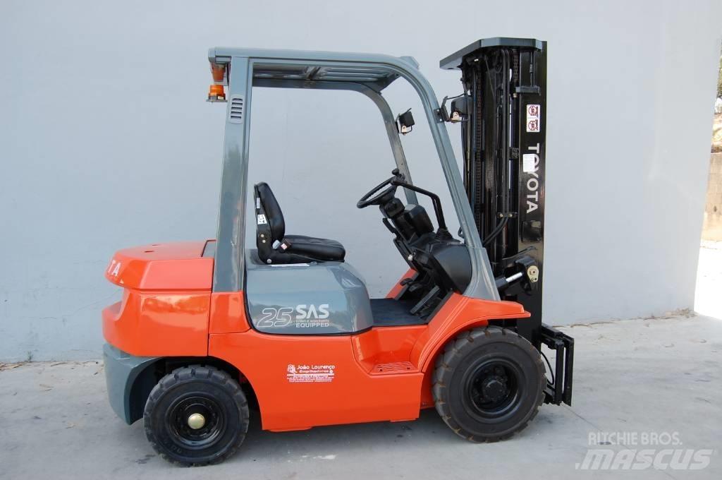 Toyota 7 FD 25 디젤 지게차