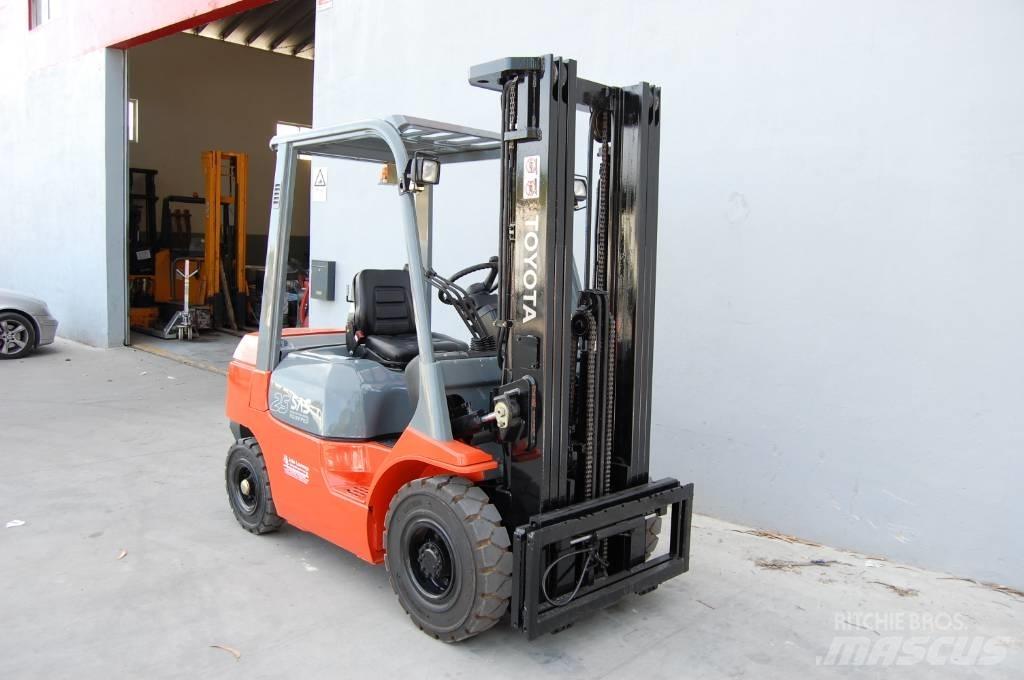 Toyota 7 FD 25 디젤 지게차